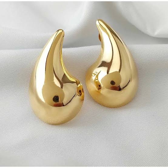 Brinco de vírgula grande folheado a ouro 18k